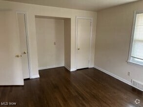 Building Photo - 56 Willow Dr