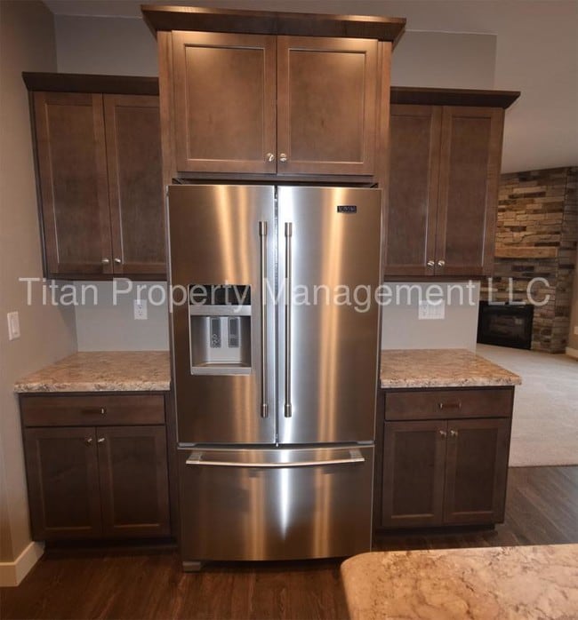 Building Photo - 4 Bedroom Luxury Town Home