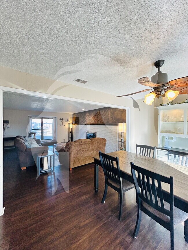 Foto del edificio - "Cozy Comfort Awaits: 3-Bedroom Home with Fireplace on Twilight Ave, Enid, OK!"