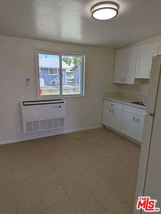 Building Photo - 13938 Sarah St