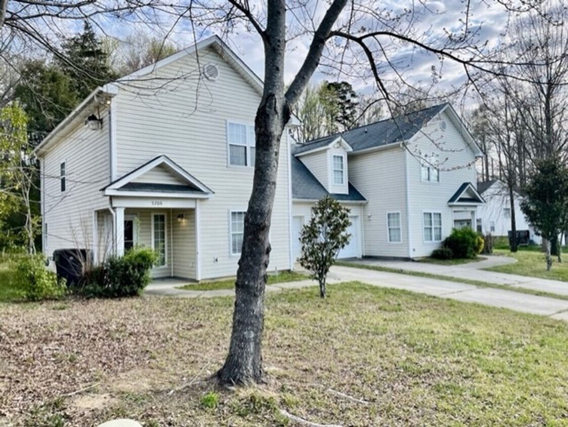 Foto principal - Must see this 4 bedroom 2.5 bath townhouse...