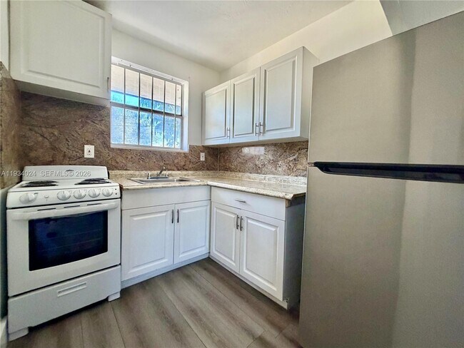 Foto del edificio - 3100 NW 135th St