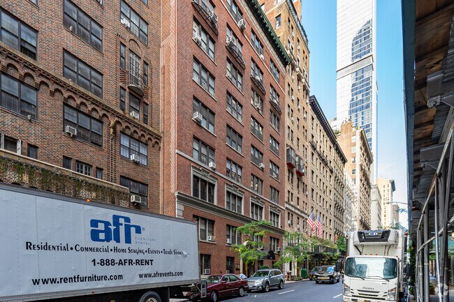 Building Photo - 140 W 58th St