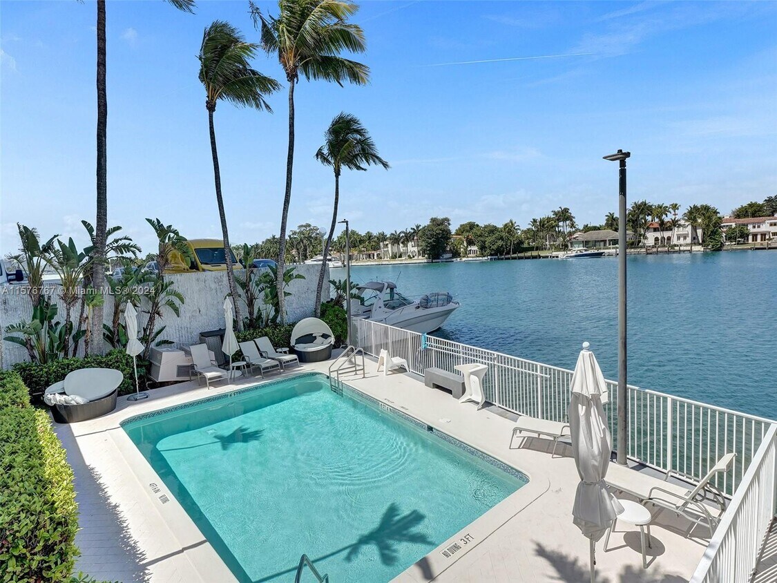 Primary Photo - 5880 Collins Ave
