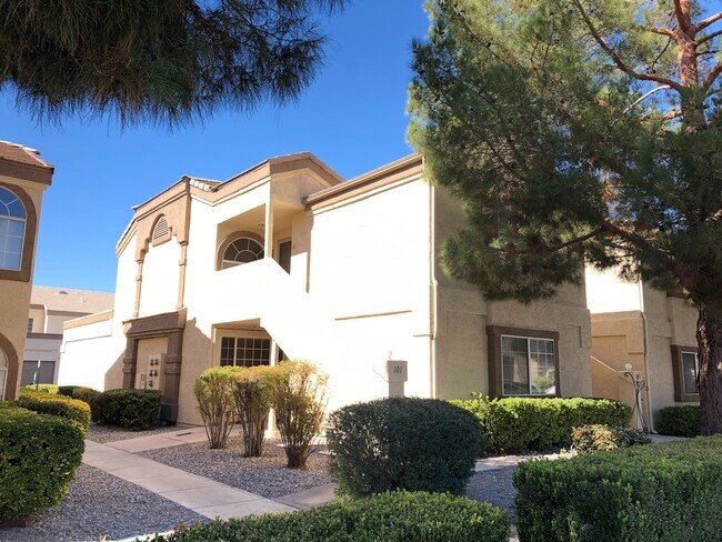 Foto del edificio - Fantastic 2 Bedroom Condo with Attached Garage