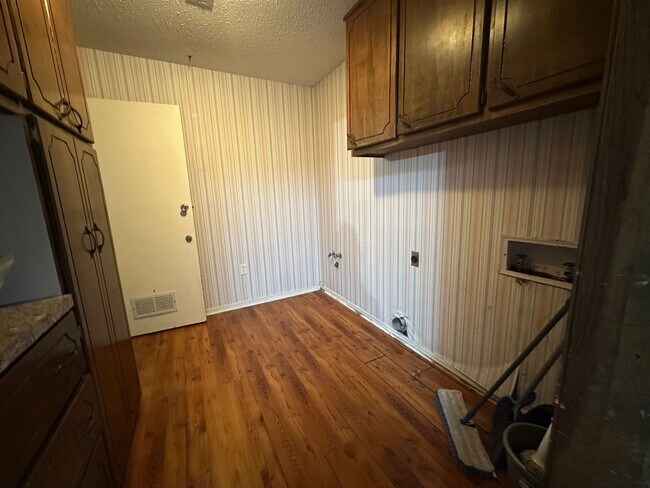 Building Photo - Come take a look at this 3-bedroom 2-bathr...