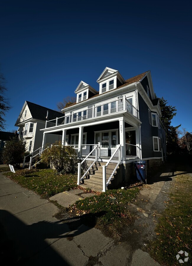 Building Photo - 207 W Utica St