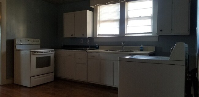 Building Photo - Single Family Home