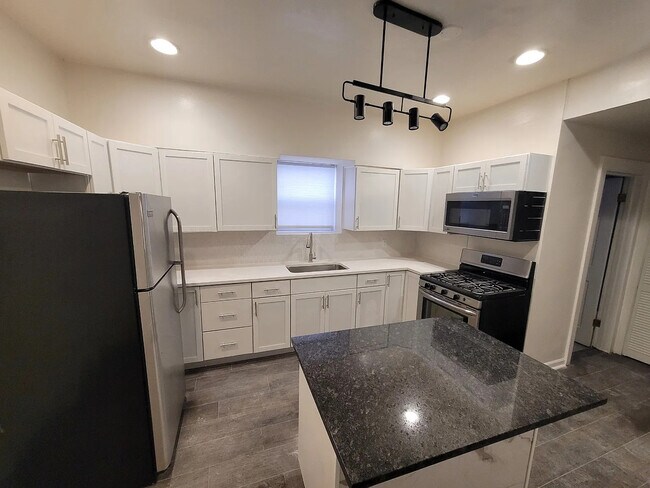 Foto del edificio - 1413 N LeClaire Ave