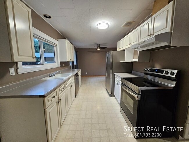 Photo du bâtiment - 34126 George Ferguson Way