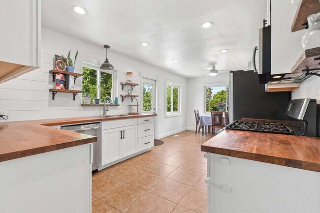 Building Photo - Furnished $2100 or Unfurnished $1900 home ...