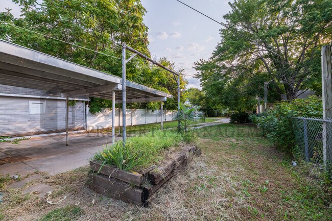 Building Photo - 230 S Millwood Ave