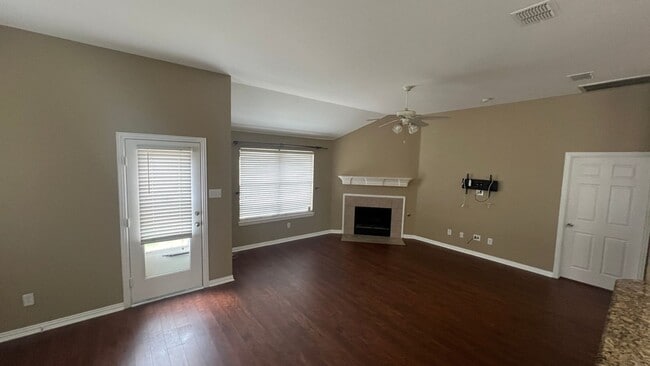 Building Photo - 409 Lois Ln