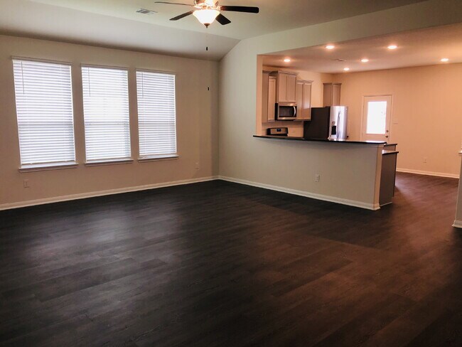 Foto del edificio - Modern Comfort with a Spacious Backyard in...
