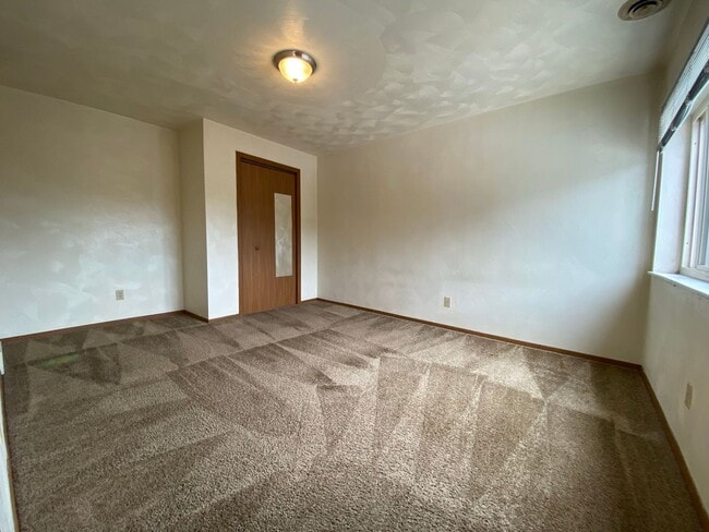 Building Photo - Large 1 Bedroom Apartment in South Oakland! Call Today to Schedule an Appointment!
