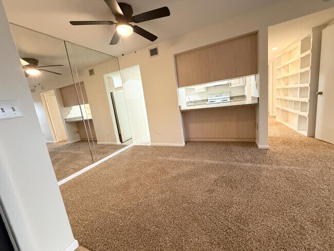 Foto del edificio - 775 N Village Dr