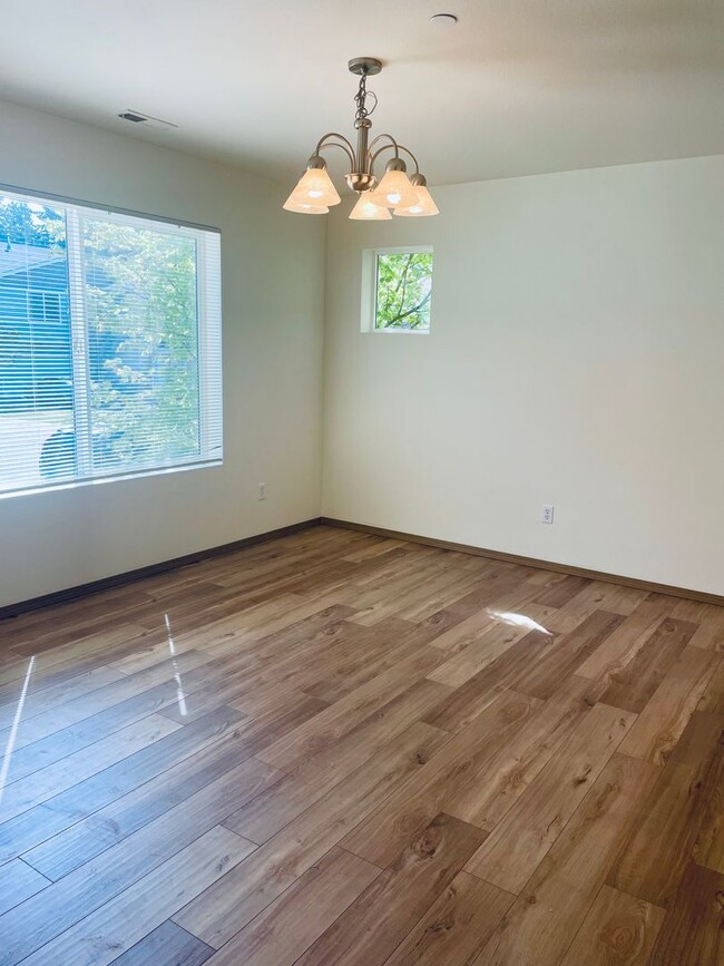 Building Photo - Delightful DuPont 3 Bedroom Home