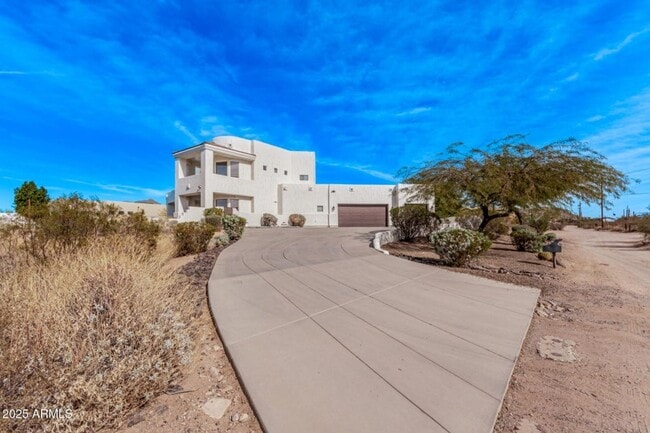 Foto del edificio - East Mesa: NO HOA, 1+ acre lot, 5 bed, 3.5 bath, 3 car garage, RV Gate, Solar, SPA