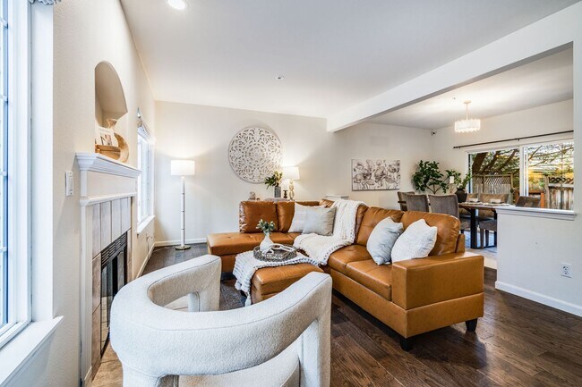 Foto del edificio - RENOVATED 3 BED, 3 BATH KIRKLAND TOWNHOME W GARAGE & EASY COMMUTE!