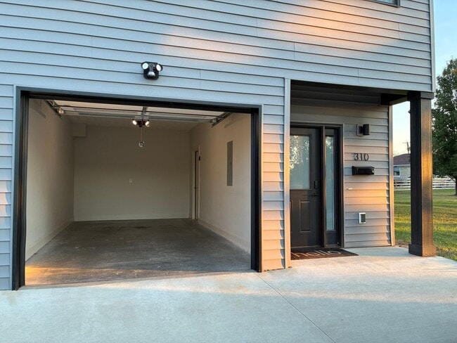 Building Photo - **LESS THAN 10 miles to Fort Knox**