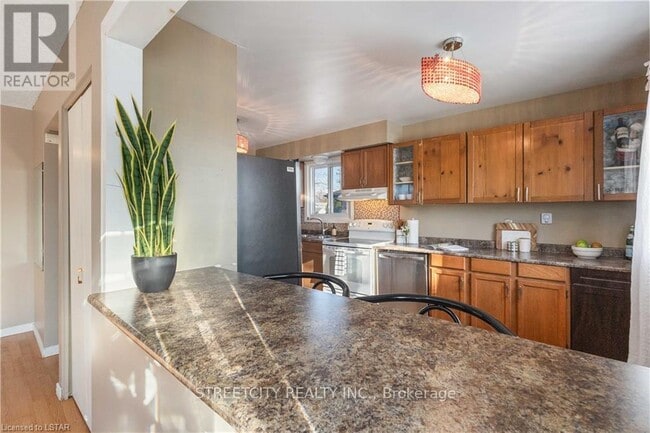 Building Photo - 95 Kinburn Crescent