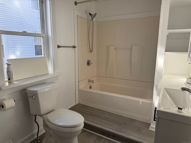 Foto del edificio - 15 Freestone Ave