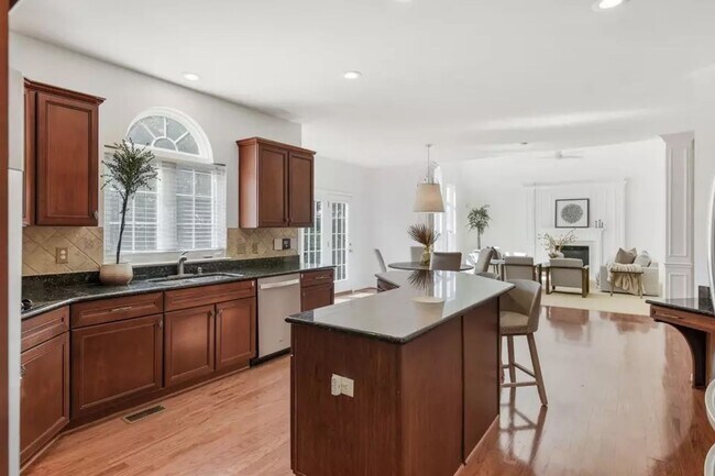 Building Photo - Executive 5BR / 4.5BA Rental In Bellevue