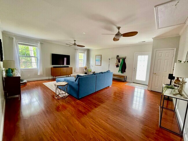 Building Photo - 429 Dogwood Cir
