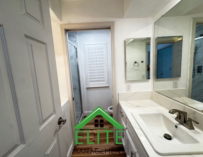 Foto del edificio - **Stunning Custom Home with Solar and Pool in Prestigious Granite Bay Neighborhood**