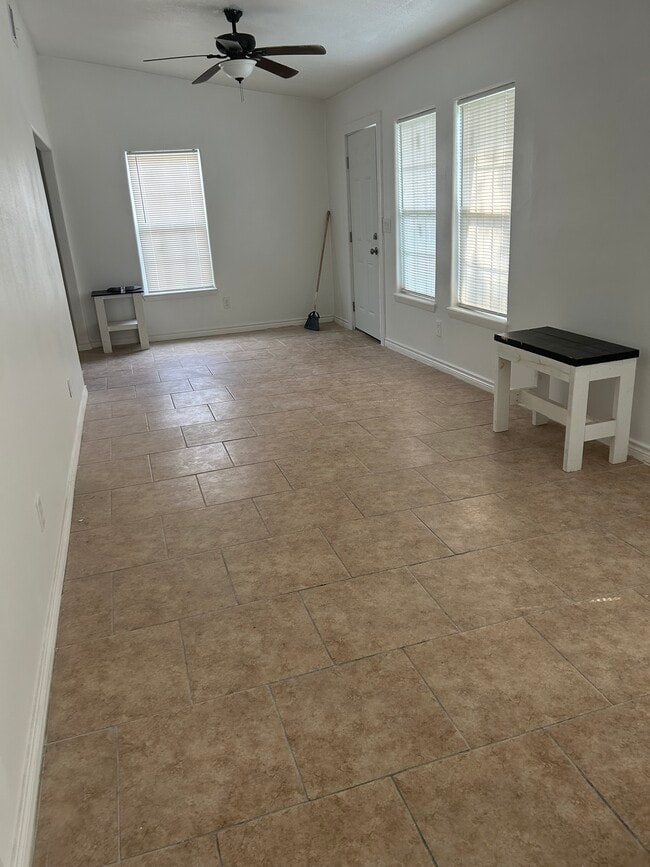 Building Photo - 2725 Deer St