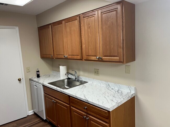 Foto del edificio - 5701 Chapman Mill Dr