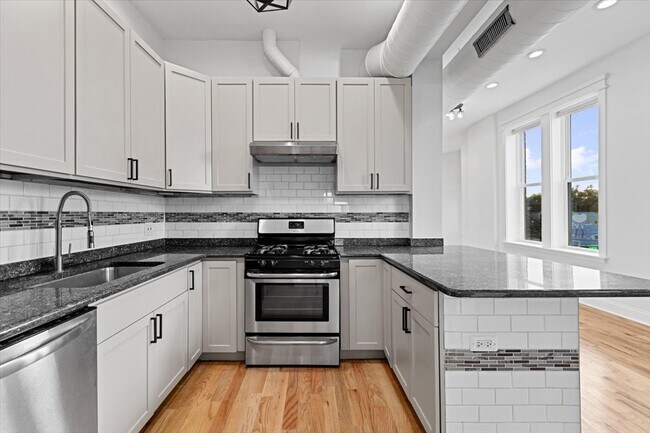 Foto del edificio - 2346 W Fullerton Ave