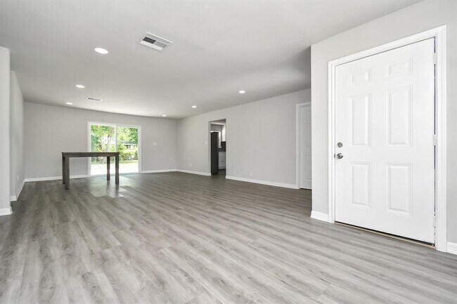 Building Photo - 638 Spell St