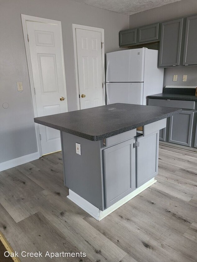 Building Photo - 4 br, 3.5 bath House - 530 Oak Hill Cir