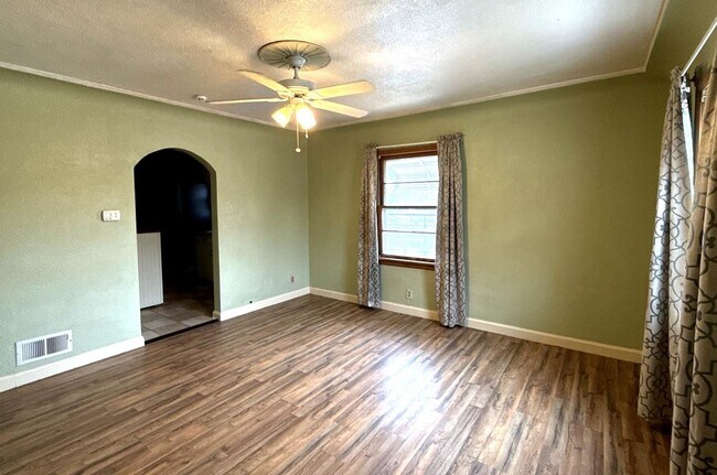 Building Photo - Home With Personality