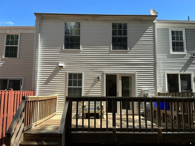 Foto del edificio - Very well maintained 3 bedroom 2 full 1 half bath town home located in the desired Stonebridge Co...