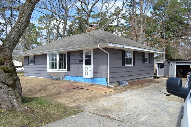 Building Photo - 6531 Lake Dr