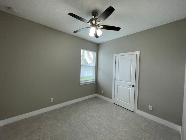 Foto del edificio - Beautiful, 4 Bedroom, 2 Bathroom Home in P...