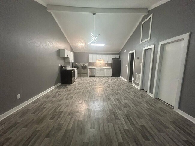 Foto del edificio - Charming 2BR Townhome in Union City