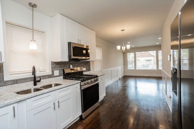 Building Photo - 9206 S Harper Ave
