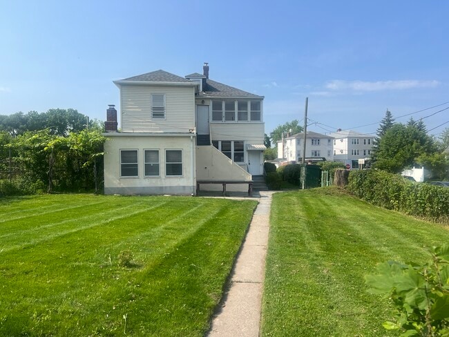 Building Photo - 907 New Britain Ave