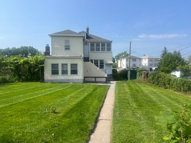 Foto del edificio - 907 New Britain Ave