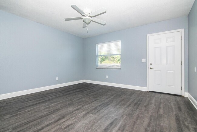 Foto del edificio - Newly Renovated and Remodeled - 2 Bedroom 1 Bath for Lease in Brandon, FL