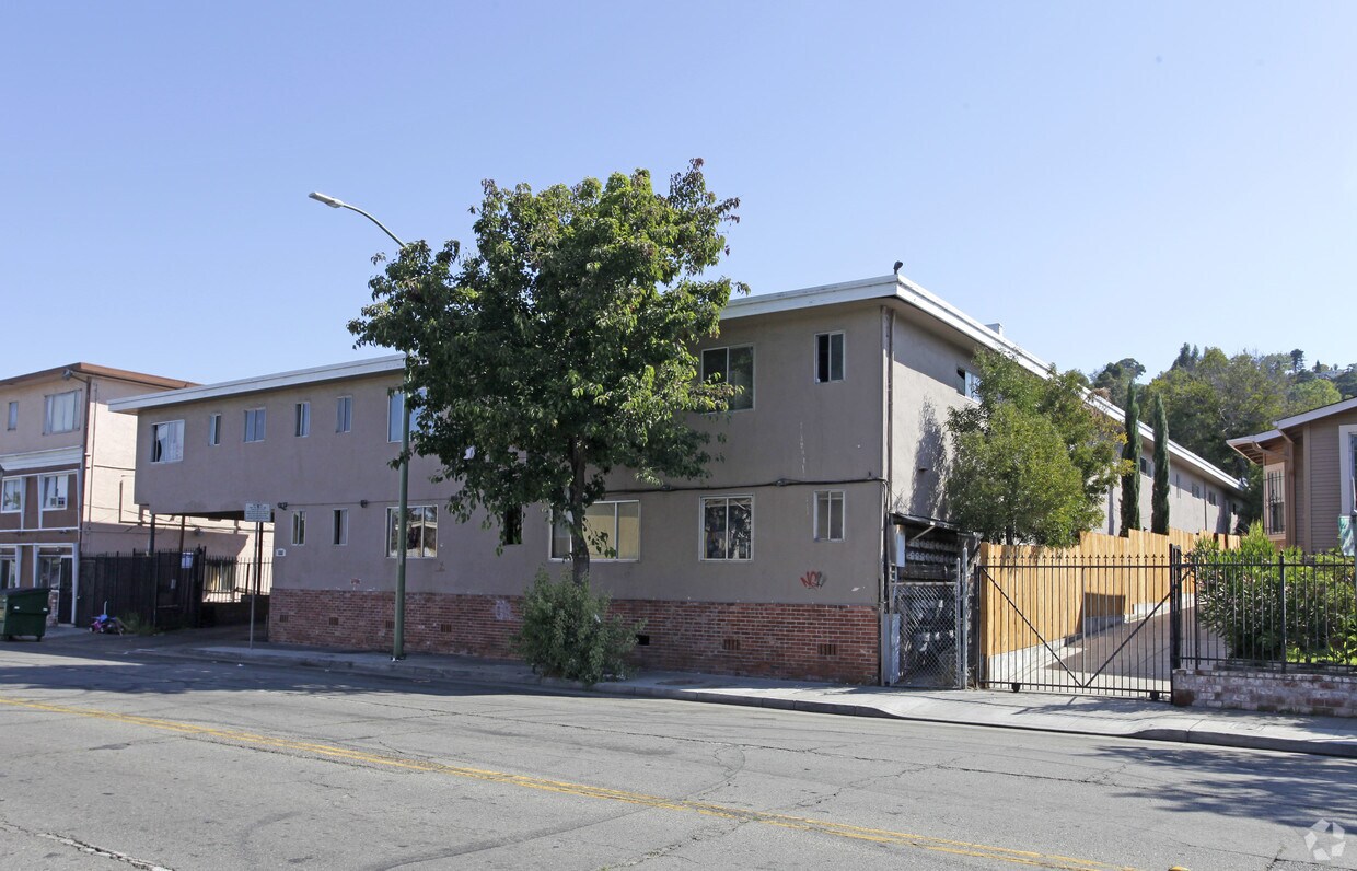 Foto principal - 7878 Macarthur Blvd