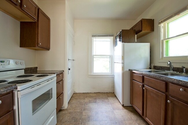 Building Photo - 18 8th Ave NW