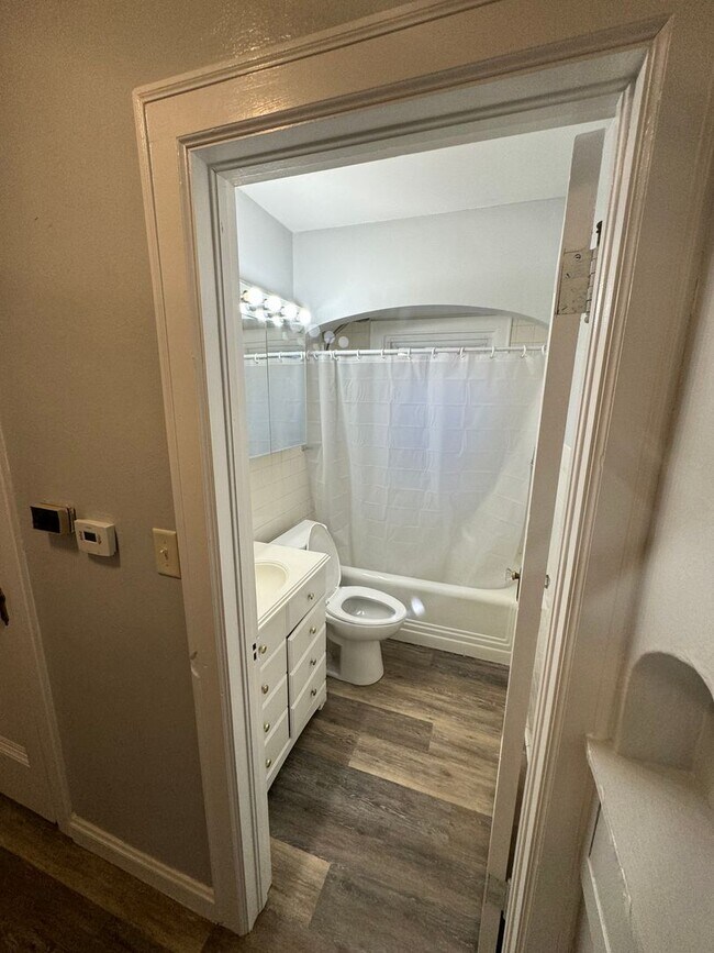 Foto del edificio - 3 bedroom, 2 bath House with 2 car detache...