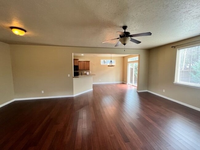 Building Photo - Three Bedroom in SW Bend Aspen Rim Neighborhood