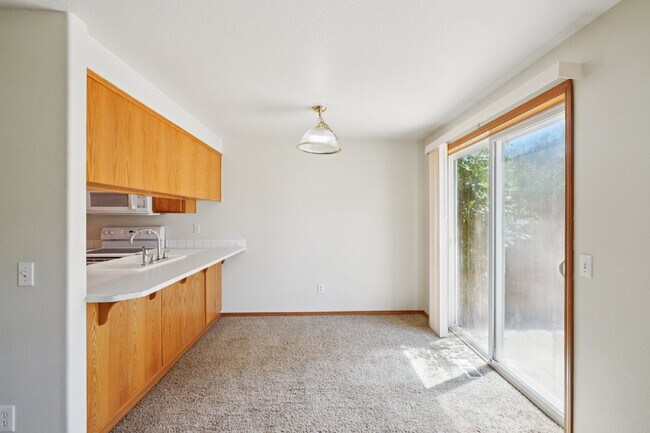 Building Photo - 4 bedroom 2.5 bath