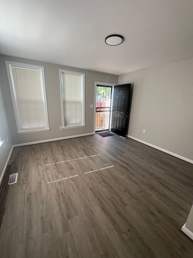 Foto del edificio - Gorgeous Fully Renovated 4 br/2 bath!