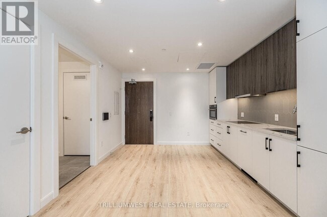 Photo du bâtiment - 741-741 King St W